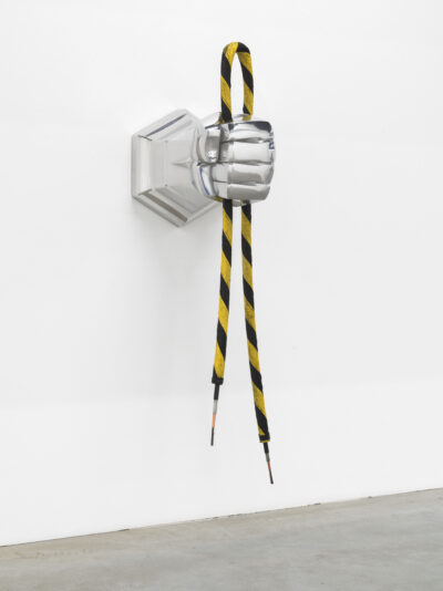 Faust, 2024, AlMg3, Untersee Glassfaserkabel [NSW MINISUB DA288], 120 x 37 x 55 cm. Courtesy Collection Stadler. Foto: Roman März, 2025.